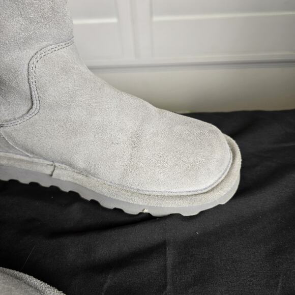 Women's BearPaw Boots, Size 8M, Gray Suede. Pre-owned - Picture 7 of 10